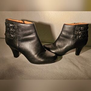Clarks Artisan Leather Black Bootie Heels w/ Buckles 7.5